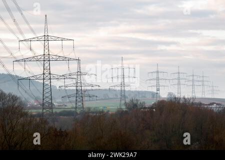 Redwitz, Deutschland. Februar 2024. Strommasten bei Sonnenaufgang. Sie sind Teil der Thüringer Strombrücke mit Hochspannungsleitungen. Quelle: Daniel Vogl/dpa/Alamy Live News Stockfoto