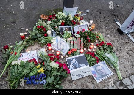 Berlin, Deutschland. Februar 2024. Blumen in einer provisorischen Gedenkstätte vor der russischen Botschaft in Berlin nach dem Tod des russischen Oppositionsführers Alexej Nawalny. Quelle: SOPA Images Limited/Alamy Live News Stockfoto