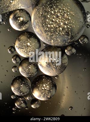 Abstrakte Ölblasen auf Wasser mit Reflektionen von Farben und Mustern. Abstrakter Hintergrund. Abstrakter Bildschirmschoner. Abstraktes Kunstwerk. Stockfoto