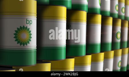 Poznan, Polen, 14. Februar 2024: BP Oil Fuel and Gas Barrel in ROW Konzept. British Petroleum Company und Benzin Industriecontainer 3D illustrat Stockfoto