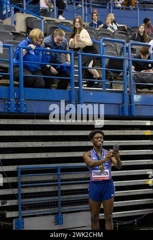 Birmingham, 17. Februar 2024, 60-m-Gewinner des Men Final – AZU Jeremiah, ein Bild mit dem Publikum, Credit: Aaron Badkin/Alamy Live News Stockfoto