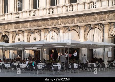 Das Caffè Florian, das 1720 gegründet wurde, ist das älteste Kaffeehaus Italiens und eines der ältesten der Welt, in der Renaissance Procuratie Nuove (New Procur) Stockfoto