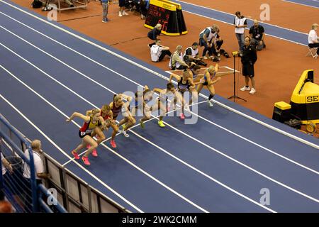 Birmingham, 17. Februar 2024, 1500m Women Heats Start Line, Credit: Aaron Badkin/Alamy Live News Stockfoto