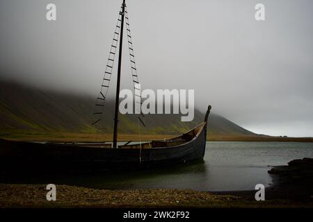 Verlassenes Wikingerschiff in einem Dorf in der Nähe von Hofn, Island Stockfoto