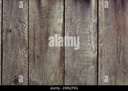 Vertikale Textur Mit Hölzernen Wandbeplanken. Rustikaler Schäbiger Hintergrund. Verwitterte Vintage-Oberfläche. Raue Äußere Struktur. Alte, geschliffene Holzplatten. Antiqu Stockfoto