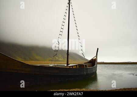 Verlassenes Wikingerschiff in einem Dorf in der Nähe von Hofn, Island Stockfoto