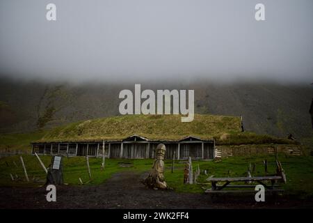 Wikingerdorf mit Knochen und Nebel in Hofn, Island Stockfoto