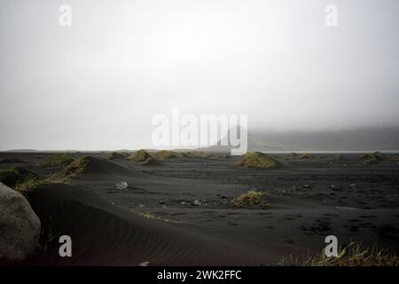 Schwarzer Strand von Stokknes in Hofn (Island) in der Nähe von Wikingerdorf Stockfoto