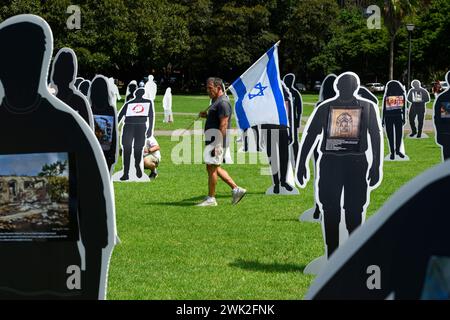 Sydney, Australien. Februar 2024. Tausende von Menschen nahmen am 18. Februar an einer Kundgebung in Zentral-Sydney Teil, um jüdische Australier angesichts des zunehmenden Antisemitismus zu unterstützen. Die Kundgebung wurde von der christlichen Gruppe Never Again IS Now organisiert. Seit dem Ausbruch der Konflikte zwischen Israel und Hamas im vergangenen Oktober haben in Australien antisemitische Vorfälle zugenommen. Auf dem Gelände gab es eine Installation, die die Geiseln repräsentierte, mit menschenförmigen Aufstellbändern, die die von der Hamas entnommenen symbolisierten Stockfoto