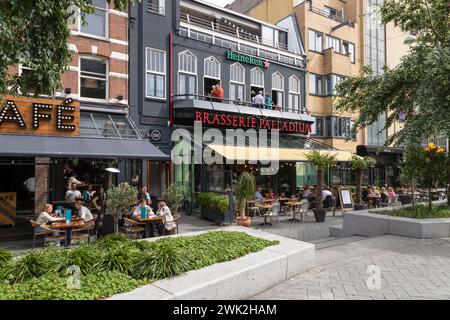 Die Gäste genießen die Terrasse der Brasserie Palladium in der Nähe des Leidseplein im Zentrum von Amsterdam. Stockfoto