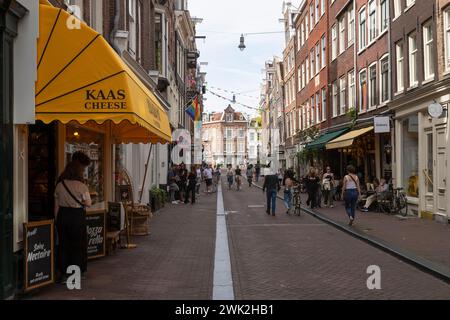 Enge gemütliche Einkaufsstraße - die 9 Straßen, ein malerisches Einkaufsviertel im Zentrum von Amsterdam. Stockfoto