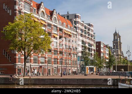 Apartments am Waterlooplein in Amsterdam mit der Moses- und Aaron-Kirche im Hintergrund. Stockfoto