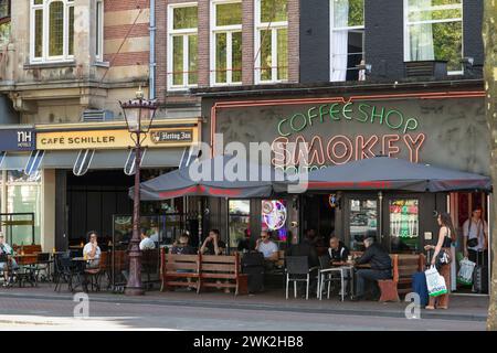 Coffeeshop und Bar auf dem berühmten Rembrandtplein im Zentrum von Amsterdam. Stockfoto