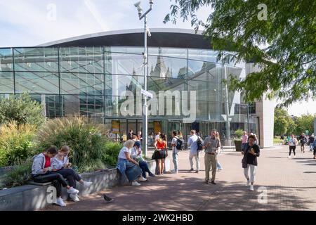 Menschen vor dem Van Gogh Museum am Museumplein in Amsterdam. Stockfoto