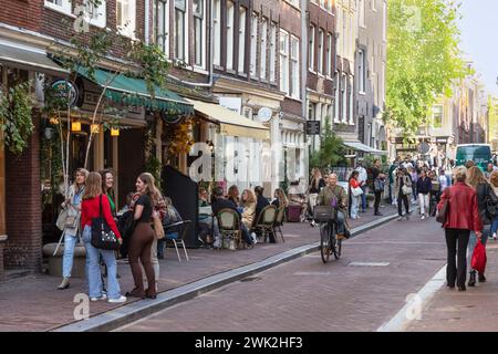 Enge gemütliche Einkaufsstraße - die 9 Straßen, ein malerisches Einkaufsviertel im Zentrum von Amsterdam. Stockfoto
