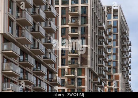 Moderne Hochhausapartments mit Balkon in Amsterdam. Stockfoto