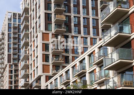 Moderne Hochhausapartments mit Balkon in Amsterdam. Stockfoto