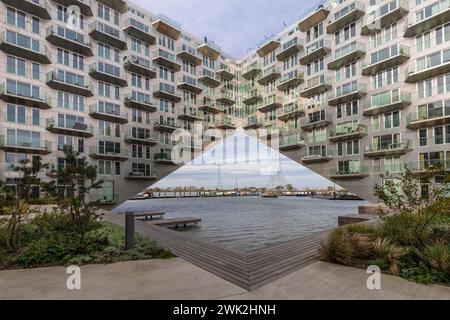 Modernes Apartmentgebäude - Sluishuis, im Amsterdamer Stadtteil IJburg. Stockfoto