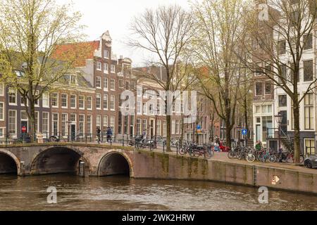 Grachtenhäuser entlang der Herengracht und Leidsegracht in Amsterdam. Stockfoto