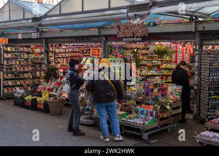 Man sieht die Produkte von einem Blumenstand auf dem Blumenmarkt - Bloemenmarkt, auf dem Singel im Zentrum von Amsterdam. Stockfoto