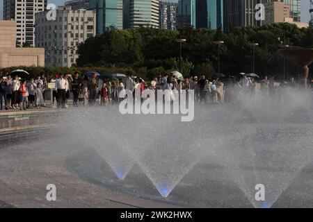 Shanghai, China - 2. September 2023: Die Menschen sehen eine Springbrunnenshow auf dem Shanghai People's Square Stockfoto