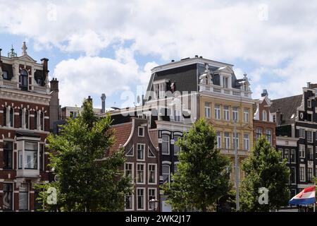 Historische Fassaden der Kanalhäuser entlang der Amstel in Amsterdam. Stockfoto