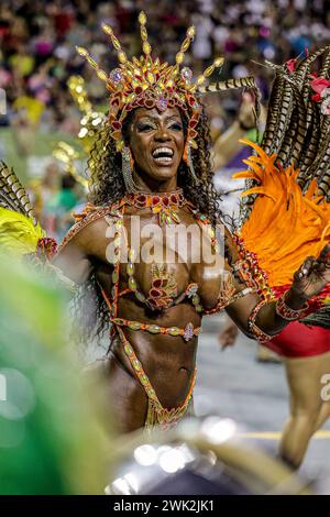 Die Samba-Schule von Sao Paulo zieht in der Nacht vom 17. Februar 2024 in Sao Paulo in Anhembi vor. (Foto: Pedro Paulo Diaz/Thenews2/NurPhoto) Credit: NurPhoto SRL/Alamy Live News Stockfoto