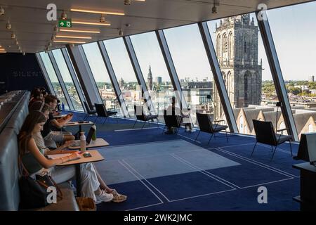 Junge Menschen in der Bibliothek im Groninger Forum mit einem schönen Blick auf das Zentrum der Stadt Groningen. Stockfoto