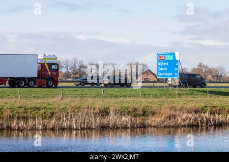 Verkehrsschild entlang der Autobahn A28 in der Nähe von Nijkerk. Stockfoto