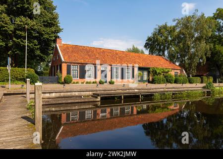 Altes Fährhaus von 1850 am kleinen Hafen in Noordlaren in der Provinz Groningen. Stockfoto