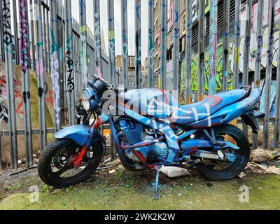 Verlassenes Motorrad, bedeckt mit Graffiti in Shoreditch, East London Stockfoto