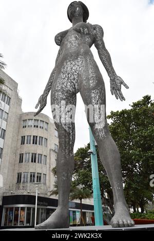Die 45 m hohe Skulptur R-Evolution von Marco Cochrane ragt über der Lincoln Road in Miami Beach, Florida, FL33139, Februar 2024. Stockfoto