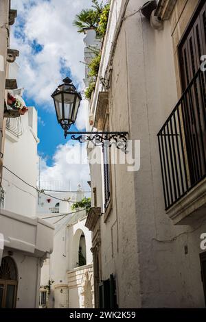 Blick auf Ostuni, Italien, bei Nacht. Die Weiße Stadt liegt auf einem Hügel mit Blick auf die Adria in Apulien, Italien. Das Foto zeigt eine Reihe weißer Gebäude. Die Gebäude haben alle verschiedene Formen und Größen, aber sie sind alle weiß gestrichen, was der Stadt ihr einzigartiges Aussehen verleiht. Stockfoto