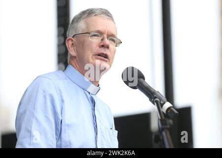 Sydney, Australien. Februar 2024. „Australier vereint gegen Antisemitismus“ veranstalten eine Kundgebung im Domainpark im Zentrum von Sydney. Abgebildet: Rev Sandy Grant, Dekan der St. Andrews Cathedral. Richard Milnes/Alamy Live News Stockfoto