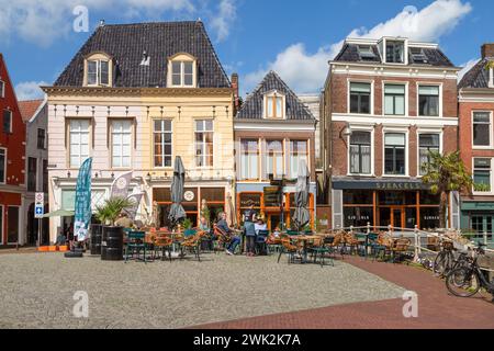 Die Gäste genießen die Terrasse im Zentrum der niederländischen Stadt Leeuwarden. Stockfoto