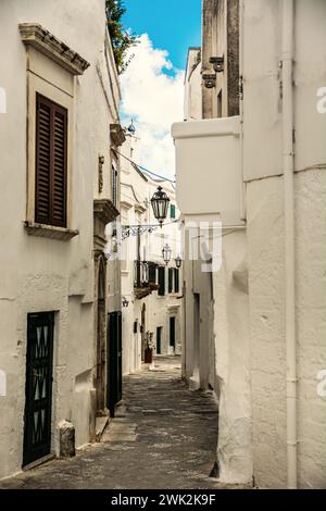 Blick auf Ostuni, Italien, bei Nacht. Die Weiße Stadt liegt auf einem Hügel mit Blick auf die Adria in Apulien, Italien. Das Foto zeigt eine Reihe weißer Bügel Stockfoto