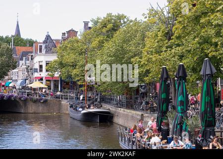 Gemütliches Stadtleben im Zentrum der Stadt Leeuwarden in Friesland. Stockfoto