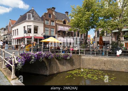 Gemütliches Stadtleben im Zentrum der Stadt Leeuwarden in Friesland. Stockfoto