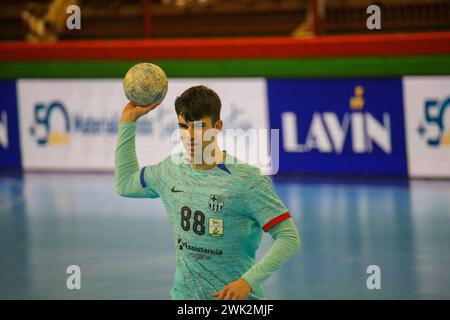 Torrelavega, Kantabrien, Spanien. Februar 2024. Torrelavega, Spanien, 17. Februar 2024: Barca-Trainer Carlos Ortega am 18. Spieltag der Plenitude League zwischen Bathco BM. Torrelavega und Barca am 17. Februar 2024 im Stadtpavillon Vicente Trueba in Torrelavega, Spanien. (Kreditbild: © Alberto Brevers/Pacific Press via ZUMA Press Wire) NUR REDAKTIONELLE VERWENDUNG! Nicht für kommerzielle ZWECKE! Stockfoto