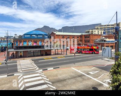 Der Tafelberg, das Two Oceans Aquarium und das einzige Hotel an der Victoria and Alfred Waterfront in Kapstadt Stockfoto