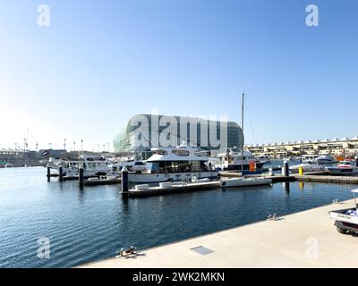 Das W Hotel Yas Island in Abu Dhabi von Yas Marina aus gesehen Stockfoto