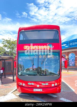 Ein roter Besichtigungsbus mit offenem Oberdeck in Kapstadt an der Victoria and Alfred Waterfront, Kapstadt Stockfoto