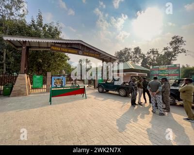 Panna Nationalpark, madhya pradesh, indien - 24. Dezember 2022 : Haupteingang oder Eingangstor für Wildtiere Safari Fahrzeuge und Touristen am Madla Gate Stockfoto