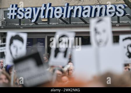 Hanau, Deutschland. Februar 2024. Ein #saytheirnames-Schild befindet sich im Gebäude der Initiative 19. Februar Hanau. Mehrere tausend Menschen versammeln sich nach einem gedenkmarsch zum vierten Jahrestag des rassistischen Angriffs in Hanau auf dem Marktplatz in der Innenstadt. Quelle: Hannes P. Albert/dpa/Alamy Live News Stockfoto