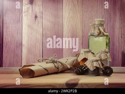 Ätherisches Kiefernöl im pharmazeutischen Fläschchen und medizinischen Reagenzgläsern mit natürlichen Inhaltsstoffen (Pinus silvestris) auf Holztisch. Alte Papyrus Stockfoto