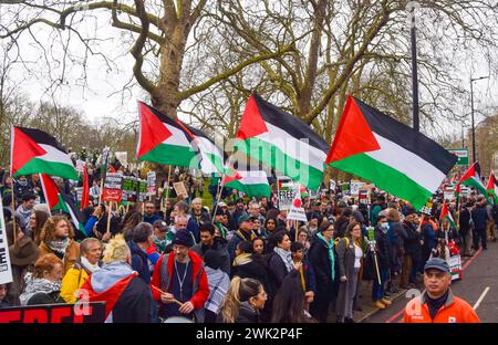 17. Februar 2024, London, England, Vereinigtes Königreich: Demonstranten in Park Lane. Zehntausende pro-palästinensischer Demonstranten marschierten zur israelischen Botschaft und forderten einen Waffenstillstand während des Krieges zwischen Israel und Hamas. (Kreditbild: © Vuk Valcic/ZUMA Press Wire) NUR REDAKTIONELLE VERWENDUNG! Nicht für kommerzielle ZWECKE! Stockfoto