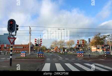 Bahnübergang mit Barrieren und roten Ampeln für U-Bahn in Amsterdam in den Nethelands Stockfoto
