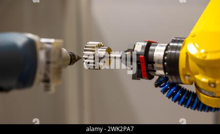 Nahaufnahme des Roboterarms zur Verarbeitung von Metallzahnrädern Stockfoto