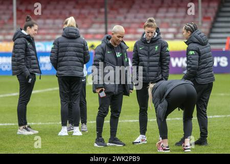 Crawley, Großbritannien. Februar 2024. Liverpool Spieler besichtigen das Feld vor dem Spiel der Barclays Womens Super League zwischen Brighton und Liverpool im Broadfield Stadium, Crawley. (Tom Phillips/SPP) Credit: SPP Sport Press Photo. /Alamy Live News Stockfoto