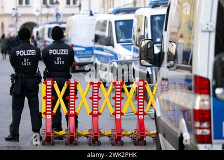 München, Deutschland. Februar 2024. Polizeibeamte stehen während der Sicherheitskonferenz vor dem Hotel Bayerischer Hof. Die 60. Münchner Sicherheitskonferenz (MSC) findet vom 16. Bis 18. Februar 2024 im Hotel Bayerischer Hof statt. Quelle: Sven Hoppe/dpa/Alamy Live News Stockfoto